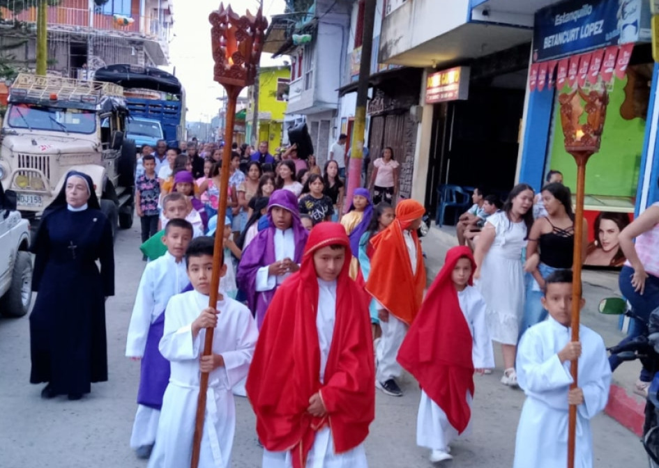 Los niños participan de la Semana Santa en el corregimiento de San Diego. 