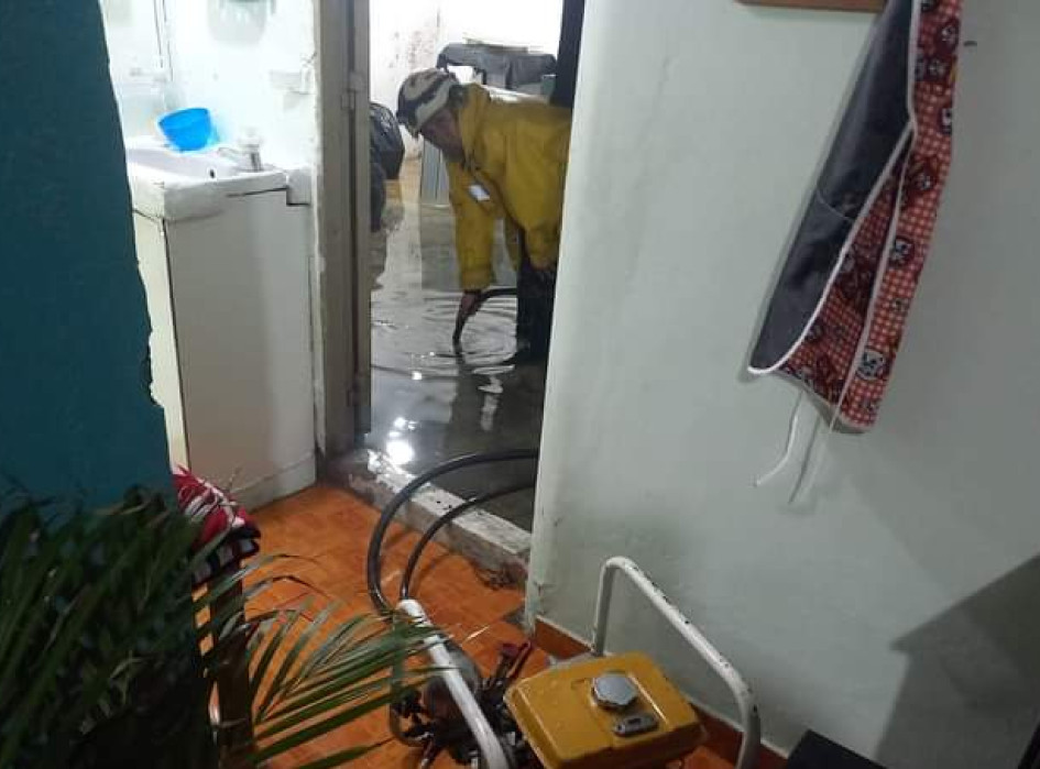 Bomberos sacan el agua que ingresó a una casa por el fuerte aguacero de la noche del miércoles en Anserma. Bomberos sacan el agua que ingresó a una casa por el fuerte aguacero de la noche del miércoles en Anserma.