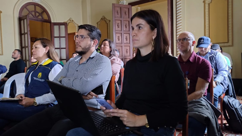 Cristian Mateo Loaiza Alfonso (c), alcalde encargado de Manizales, y Alexa Yadira Morales Correa, directora de la Unidad de Gestión del Riesgo. Cristian Mateo Loaiza Alfonso (c), alcalde encargado de Manizales, y Alexa Yadira Morales Correa, directora de la Unidad de Gestión del Riesgo.