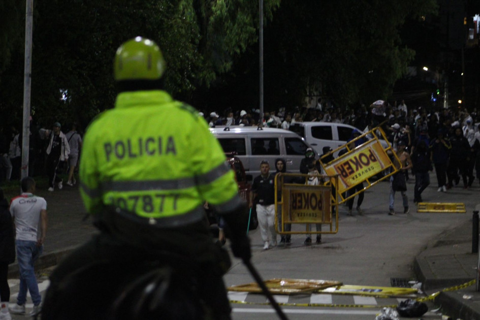 Afuera del estadio hubo enfrentamientos entre la Fuerza Pública y los aficionados, que causaron varios estragos. Afuera del estadio hubo enfrentamientos entre la Fuerza Pública y los aficionados, que causaron varios estragos.