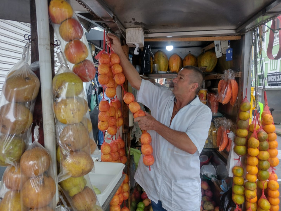 Foto | LA PATRIA 3 de cada 10 personas en Manizales laborar en la informalidad. Rogelio Gallego, quien vende frutas en el centro de la ciudad es uno de ellos. Foto | LA PATRIA 3 de cada 10 personas en Manizales laborar en la informalidad. Rogelio Gallego, quien vende frutas en el centro de la ciudad es uno de ellos.