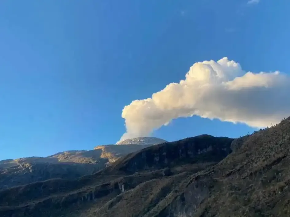 Natalia Ruiz Chica fotografió este lunes la fumarola del Volcán Nevado del Ruiz. La imagen la tomó desde El Sifón, en la vía Manizales-Murillo (Tolima). Natalia Ruiz Chica fotografió este lunes la fumarola del Volcán Nevado del Ruiz. La imagen la tomó desde El Sifón, en la vía Manizales-Murillo (Tolima).