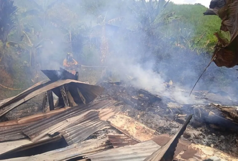 Bomberos controlan un incendio en zona rural de Anserma (Caldas). Bomberos controlan un incendio en zona rural de Anserma (Caldas).