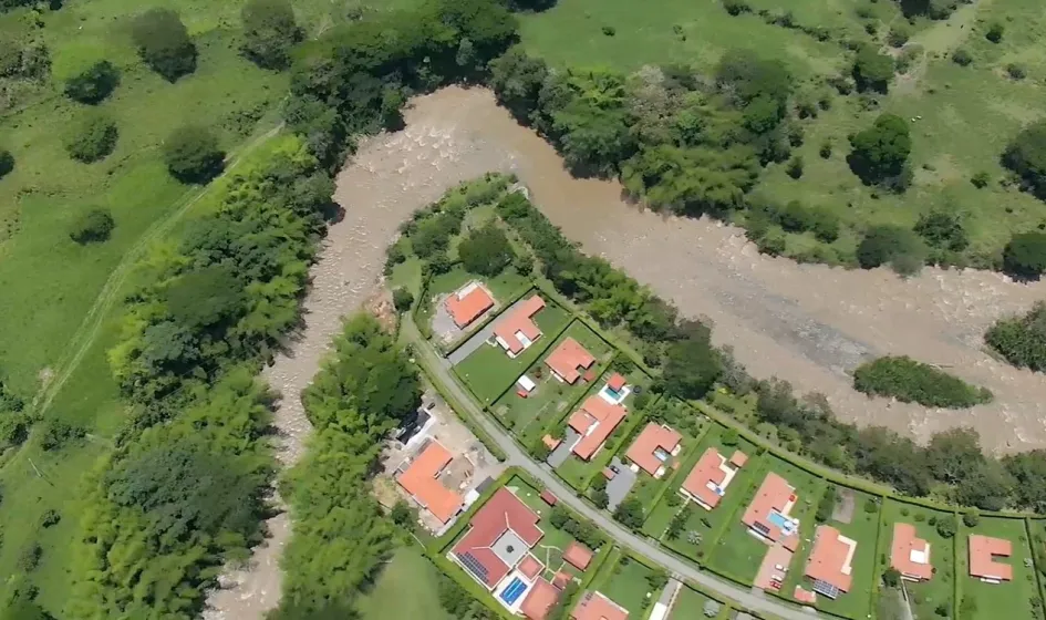 La Policía Caldas le hace seguimiento desde el aire a las zonas de influencia del volcán Nevado del Ruiz, como el río Chinchiná. La Policía Caldas le hace seguimiento desde el aire a las zonas de influencia del volcán Nevado del Ruiz.