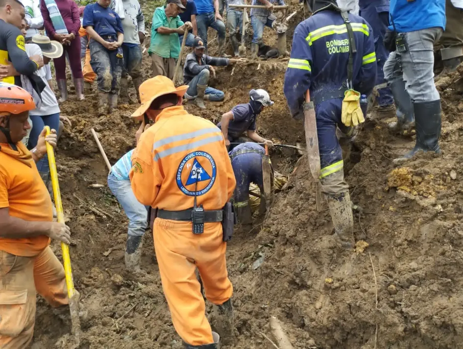 Labores de búsqueda para encontrar el cuerpo de Aurelio Alzate, quien resultó atrapado en un deslizamiento en Salamina. Labores de búsqueda para encontrar el cuerpo de Aurelio Alzate, quien resultó atrapado en un deslizamiento en Salamina.