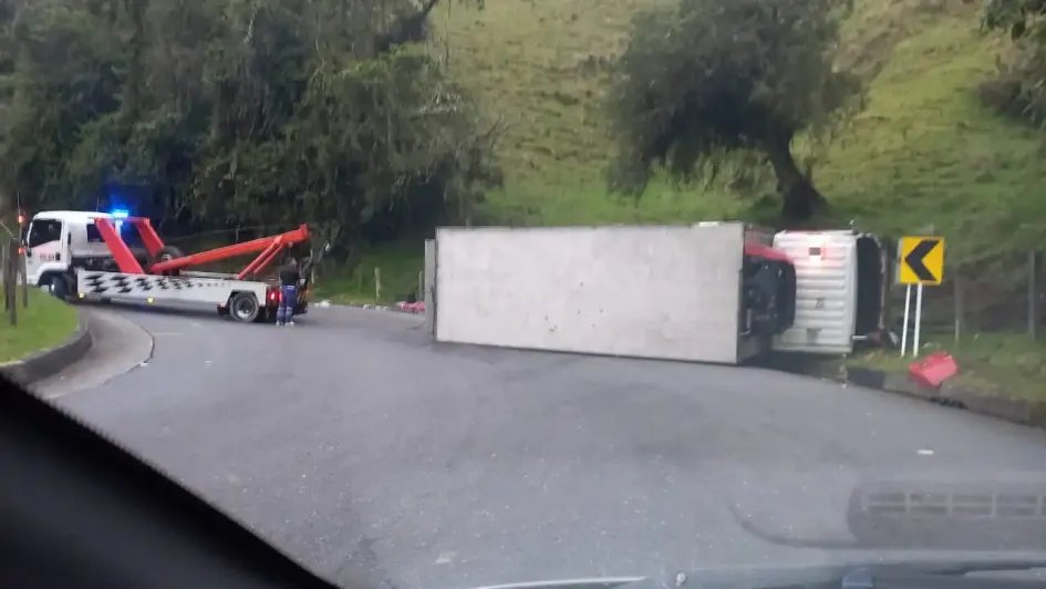 Camión se volcó en la vía Manzanares-Petaqueros