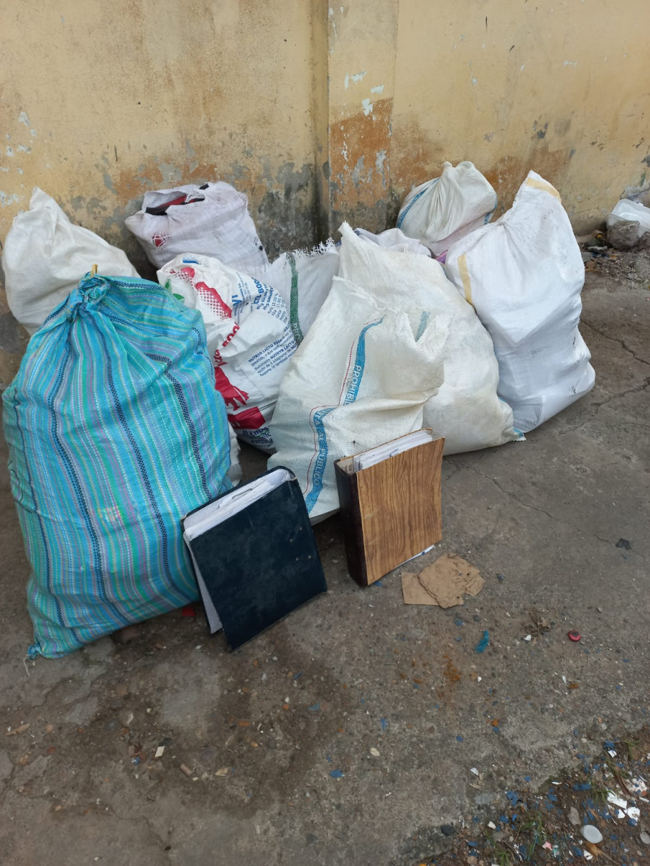 Foto| Cortesía| LA PATRIA La papelería que llevaba el pescador. Foto| Cortesía| LA PATRIA La papelería que llevaba el pescador.