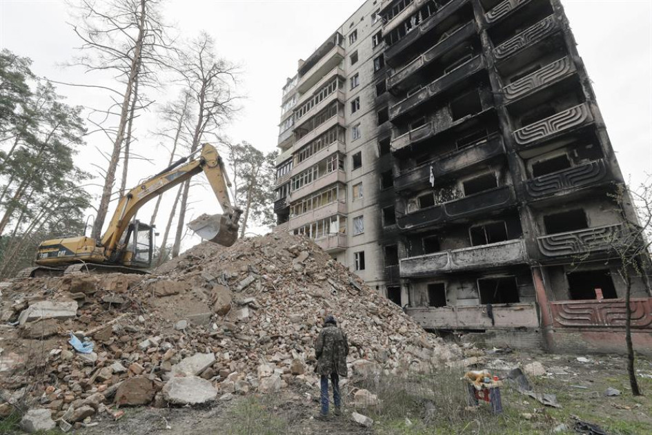 Los colombianos perdieron la vida el 30 de marzo y se recuperaron sus cuerpos el 15 de abril, según la Cancillería. En la foto, la demolición (ayer) de un edificio en Kiev que había sido afectado por la invasión rusa a Ucrania. Los colombianos perdieron la vida el 30 de marzo y se recuperaron sus cuerpos el 15 de abril, según la Cancillería. En la foto, la demolición (ayer) de un edificio en Kiev que había sido afectado por la invasión rusa a Ucrania.