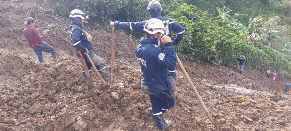 Reanudan búsqueda de adulto mayor sepultado por un deslizamiento en Salamina Reanudan búsqueda de adulto mayor sepultado por un deslizamiento en Salamina