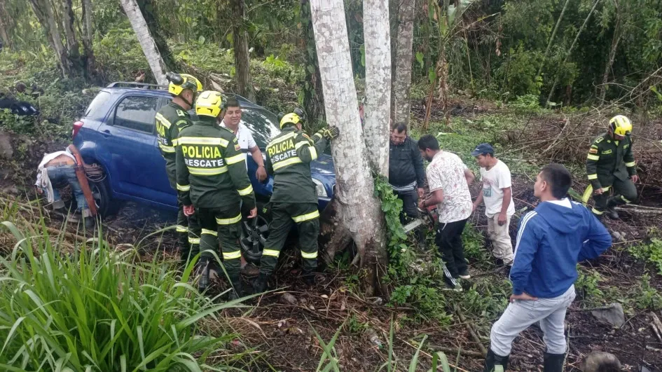 Carro se salió de la vía Manizales-Neira y chocó contra un árbol Carro se salió de la vía Manizales-Neira y chocó contra un árbol
