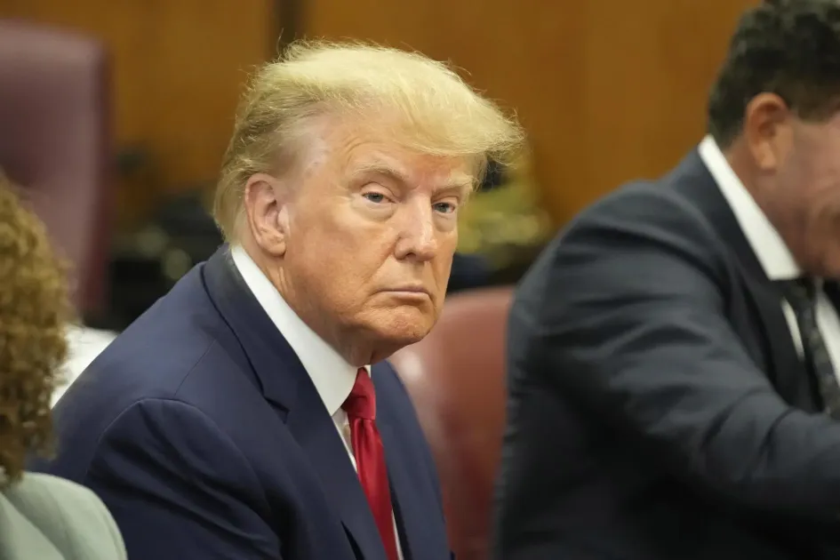 El expresidente estadounidense Donald J. Trump se sienta en la sala del tribunal para su lectura de cargos en el Tribunal Penal de Nueva York, en EE. UU. El expresidente estadounidense Donald J. Trump se sienta en la sala del tribunal para su lectura de cargos en el Tribunal Penal de Nueva York, en EE. UU.