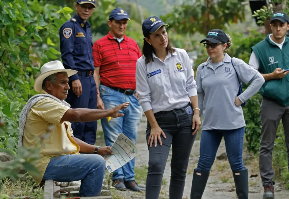 Funcionarios de la UGR (Unidad de Gestión del Riesgo) hablan con habitantes de la rivera del río Chinchiná, por donde bajaría el deshielo ante una posible erupción del volcán Nevado del Ruiz, este martes, en la vereda Llano Grande, cerca de Manizales. Funcionarios de la UGR (Unidad de Gestión del Riesgo) hablan con habitantes de la rivera del río Chinchiná, por donde bajaría el deshielo ante una posible erupción del volcán Nevado del Ruiz, este martes, en la vereda Llano Grande, cerca de Manizales.