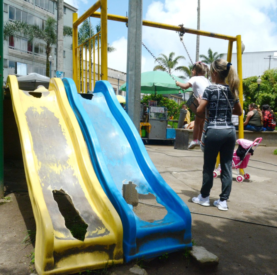 La comunidad asegura que en los fines de semana cuentan hasta 20 niños en el parque. Temen un accidente por el mal estado de la estructura. La comunidad asegura que en los fines de semana cuentan hasta 20 niños en el parque. Temen un accidente por el mal estado de la estructura.