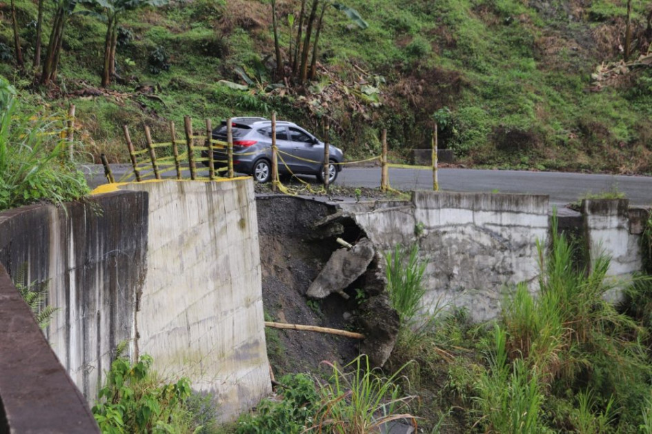 Los pensilvanenses denuncian el deterioro de la vía que comunica al municipio con Manizales y Bogotá. Un muro de concreto podría desbordarse y hay huecos prolongados en la carretera. Exigen mantenimiento al Gobierno, antes de una tragedia. Los pensilvanenses denuncian el deterioro de la vía que comunica al municipio con Manizales y Bogotá. Un muro de concreto podría desbordarse y hay huecos prolongados en la carretera. Exigen mantenimiento al Gobierno, antes de una tragedia.