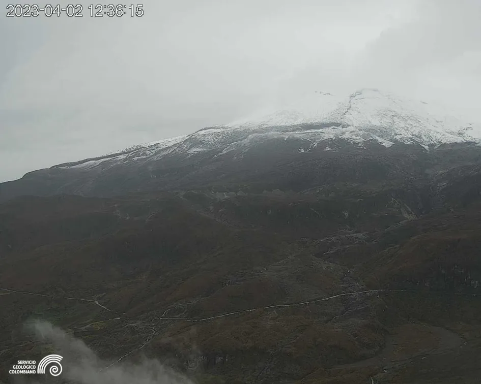 Panorámica tomada el domingo del Volcán Nevado del Ruiz. El presidente de la República pidió acelerar la evacuación de 2.500 familias que viven en la zona del volcán. Panorámica tomada el domingo del Volcán Nevado del Ruiz.