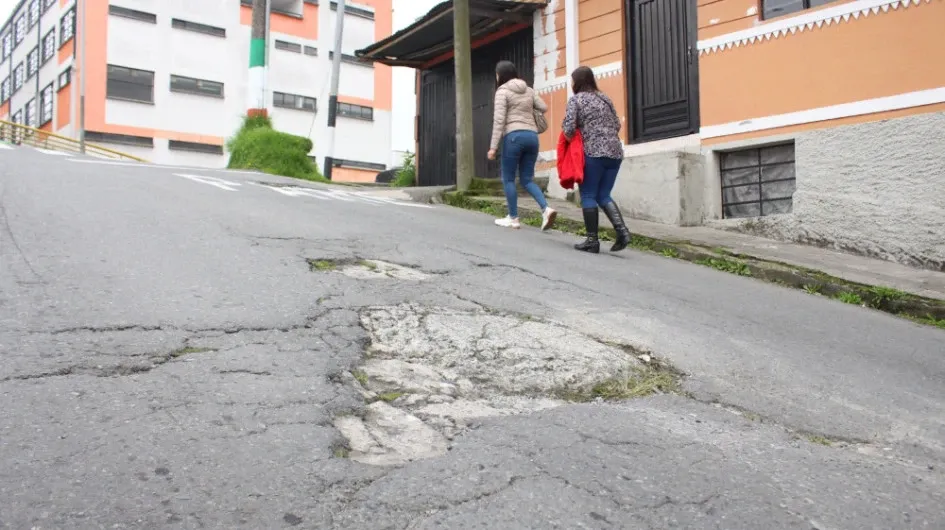 Los resultados de la Encuesta de Percepción Ciudadana 2022 que realiza Manizales Cómo Vamos arrojó que el año pasado, el 81% de los encuestados se sentía satisfecho con el estado de las vías de su barrio. Sin embargo, este año, hubo un bajón de 17 puntos (64%). Hay impresión de desmejora. Sobre espacio público y cinco puntos más hablaron los expertos. Los resultados de la Encuesta de Percepción Ciudadana 2022 que realiza Manizales Cómo Vamos arrojó que el año pasado, el 81% de los encuestados se sentía satisfecho con el estado de las vías de su barrio. Sin embargo, este año, hubo un bajón de 17 puntos (64%). Hay impresión de desmejora. Sobre espacio público y cinco puntos más hablaron los expertos.