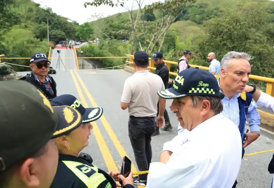 Ministro de Transporte, Guillermo Reyes, en el puente El Alambrado, que atraviesa el río La Vieja. Ministro de Transporte, Guillermo Reyes, en el puente El Alambrado, que atraviesa el río La Vieja.