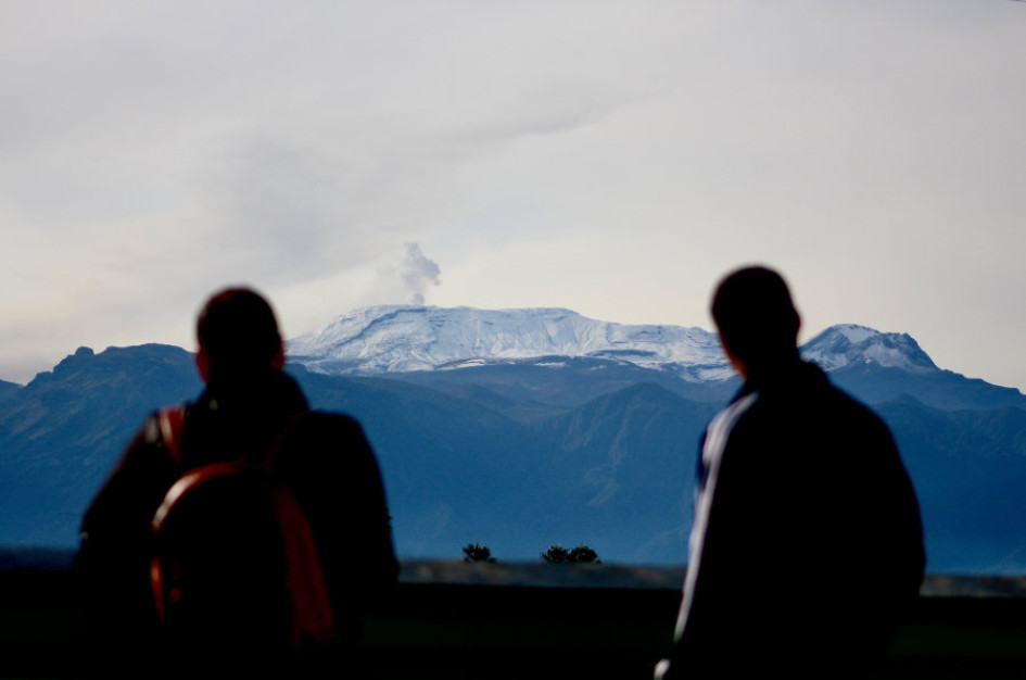 Ayer desde Manizales y municipios vecinos se apreció la fumarola de gases del Nevado del Ruiz que alcanzó 1.800 m desde la cima del volcán, según el Servicio Geológico Colombiano. La imagen se tomó desde el ICBF. Ayer desde Manizales y municipios vecinos se apreció la fumarola de gases del Nevado del Ruiz que alcanzó 1.800 m desde la cima del volcán, según el Servicio Geológico Colombiano. La imagen se tomó desde el ICBF.