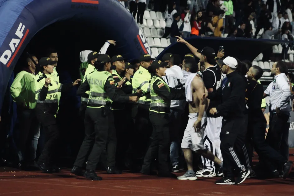 Los hinchas hinchas llegaron hasta la entrada del camerino del Once Caldas para increpar a los jugadores. Los hinchas hinchas llegaron hasta la entrada del camerino del Once Caldas para increpar a los jugadores.