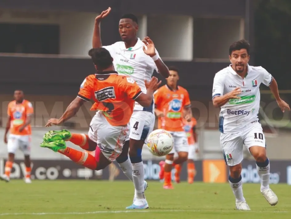 Sherman Cárdenas mejoró en el segundo tiempo y ayudó al Once Caldas a nivelar el partido ante Envigado. Léyder Morán (4) debutó y dejó buenas sensaciones. Sherman Cárdenas mejoró en el segundo tiempo y ayudó al Once Caldas a nivelar el partido ante Envigado. Léyder Morán (4) debutó y dejó buenas sensaciones.