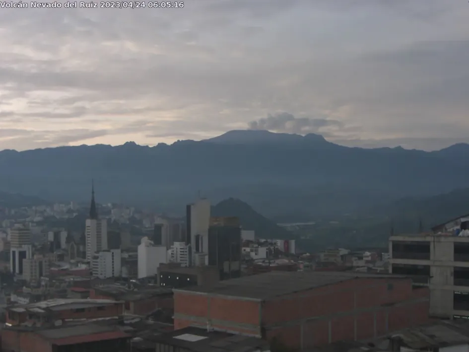 Así se observó a las 6:05 a.m. de este lunes el volcán Nevado del Ruiz desde el Observatorio Vulcanológico y Sismológico de Manizales. Así se observó a las 6:05 a.m. de este lunes el volcán Nevado del Ruiz desde el Observatorio Vulcanológico y Sismológico de Manizales.