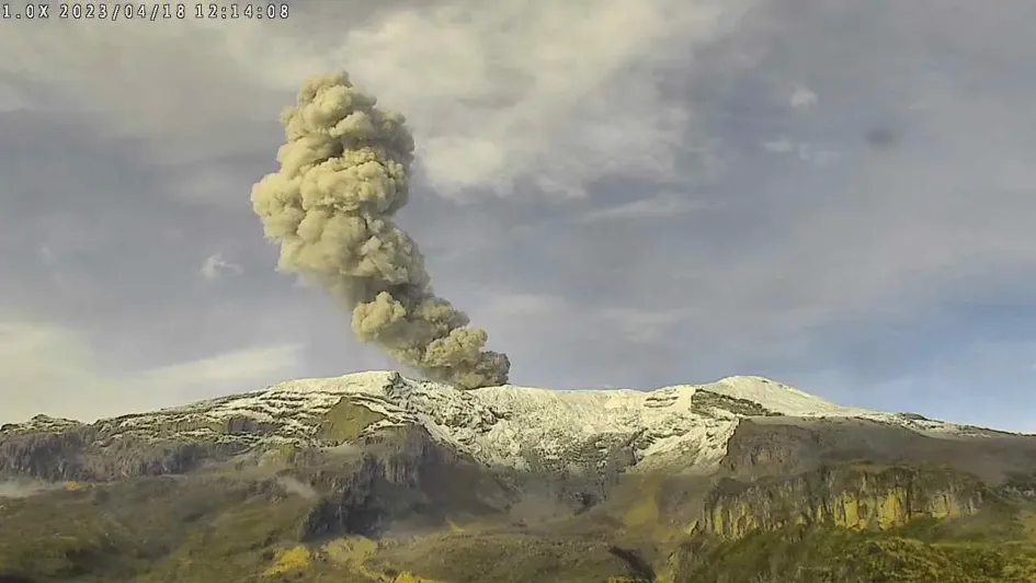 La emisión de ceniza de ayer en el volcán Nevado del Ruiz registrada desde el sector del cerro Piraña y río Azufrado. La emisión de ceniza de ayer en el volcán Nevado del Ruiz registrada desde el sector del cerro Piraña y río Azufrado.