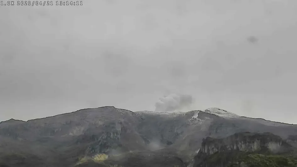 l volcán Nevadio del Ruiz ayer, a las 8:14 a.m., desde el sector del cerro Piraña y río Azufrado. l volcán Nevadio del Ruiz ayer, a las 8:14 a.m., desde el sector del cerro Piraña y río Azufrado.