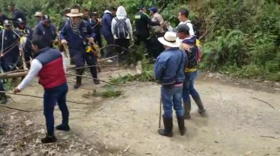 Desde la mañana de este viernes, la comunidad del Resguardo de Nuestra Señora Candelaria de La Montaña impiden el paso de la Corporación para el Desarrollo Ambiental Colombiano (Cordeam) a su territorio. Desde la mañana de este viernes, la comunidad del Resguardo de Nuestra Señora Candelaria de La Montaña impiden el paso de la Corporación para el Desarrollo Ambiental Colombiano (Cordeam) a su territorio.