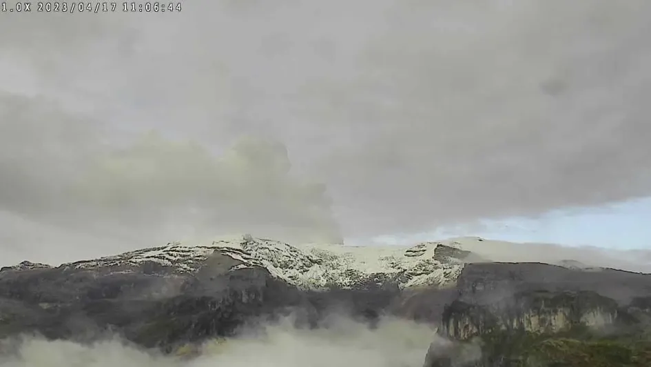 El volcán Nevado del Ruiz visto este lunes, 17 de abril, desde el sector del cerro Piraña y el río Azufrado. El volcán Nevado del Ruiz visto este lunes, 17 de abril, desde el sector del cerro Piraña y el río Azufrado.