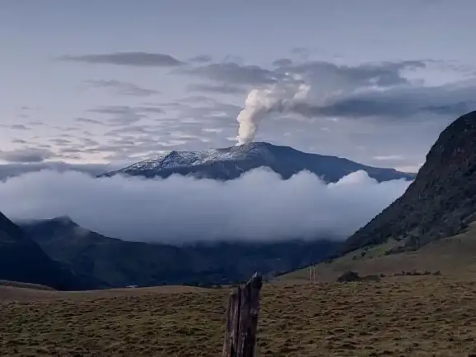Volcán Nevado del Ruiz el 3 de abril visto desde el Alto de Letras. Volcán Nevado del Ruiz el 3 de abril visto desde el Alto de Letras.