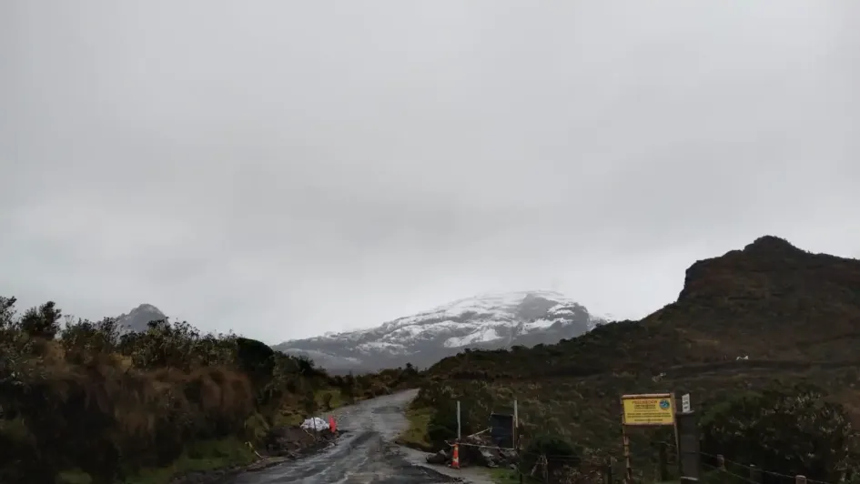 El Volcán Nevado del Ruiz visto esta mañana de domingo desde el sector de El Sifón, en la vía Manizales-Murillo. El Volcán Nevado del Ruiz visto esta mañana de domingo desde el sector de El Sifón, en la vía Manizales-Murillo.