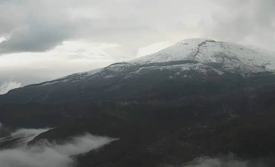 Vocán Nevado del Ruiz visto esta mañana desde la cámara de monitoreo en el cerro Gualí. Vocán Nevado del Ruiz visto esta mañana desde la cámara de monitoreo en el cerro Gualí.