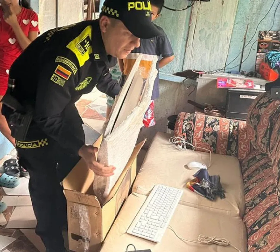 Los uniformados encontraron en un comerciante a su mejor aliado para conseguir el computador. Los uniformados encontraron en un comerciante a su mejor aliado para conseguir el computador.