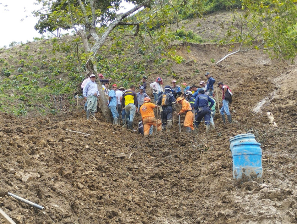 A dos metros de profundidad estaba el cuerpo del campesino. A dos metros de profundidad estaba el cuerpo del campesino.