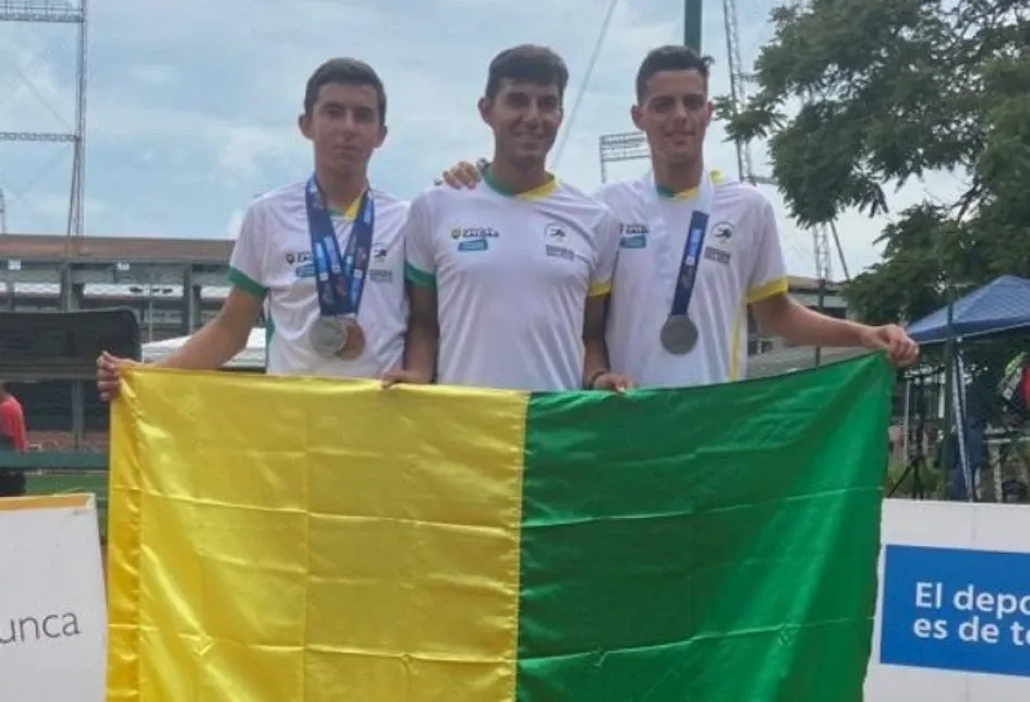 Deivy Leandro Padilla (centro), con sus deportistas Sergio Gutiérrez y Juan Martín Trejos. Deivy Leandro Padilla (centro), con sus deportistas Sergio Gutiérrez y Juan Martín Trejos.