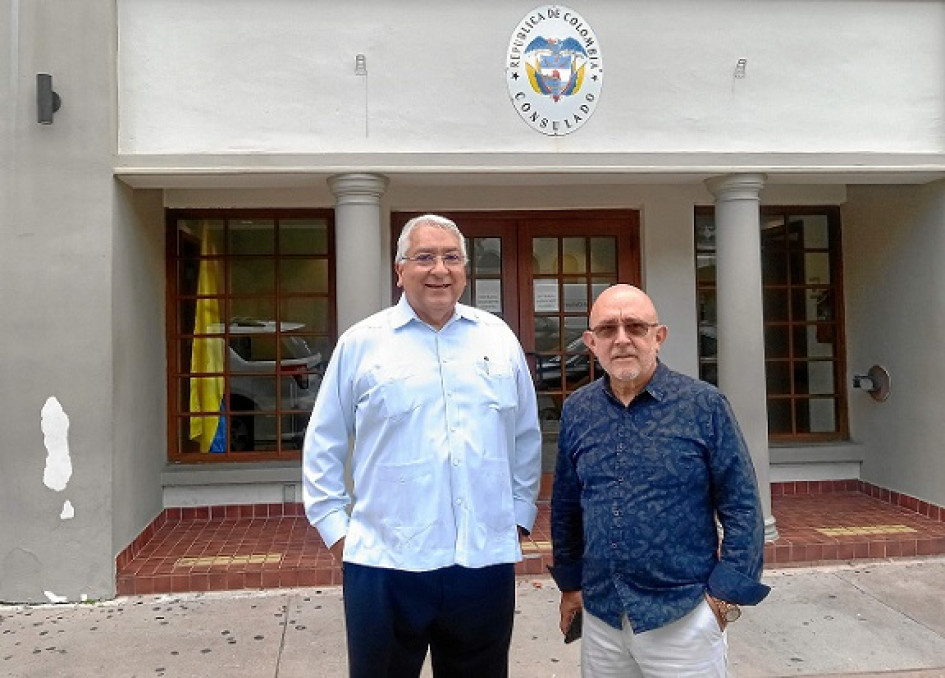 El director de Comunicaciones Hispanas en el Comité Nacional Republicano, Jaime Flórez, y el presidente de la organización Americas Community Center, Fabio Andrade, posan frente al Consulado General de Colombia en Miami (Estados Unidos). El director de Comunicaciones Hispanas en el Comité Nacional Republicano, Jaime Flórez, y el presidente de la organización Americas Community Center, Fabio Andrade, posan frente al Consulado General de Colombia en Miami (Estados Unidos).