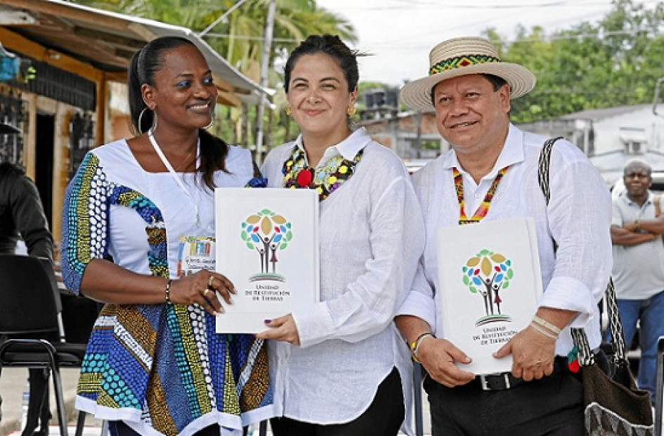 Foto | EFE | LA PATRIA La representante legal de Cocomopoca, Glenis Garrido, recibio a la ministra de Agricultura, Jhenifer Mojica, y al director general de la Unidad de Restitución de Tierras, Giovani Yule, en Yuto (Chocó). Foto | EFE | LA PATRIA La representante legal de Cocomopoca, Glenis Garrido, recibio a la ministra de Agricultura, Jhenifer Mojica, y al director general de la Unidad de Restitución de Tierras, Giovani Yule, en Yuto (Chocó).