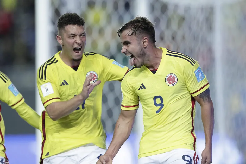 Tomas Ángel (d) de Colombia celebra su gol hoy en el partido del grupo C de la Copa Mundial de Fútbol Sub-20 entre Japón y Colombia en el estadio Diego Armando Maradona en La Plata (Argentina). Tomas Ángel (d) de Colombia celebra su gol hoy en el partido del grupo C de la Copa Mundial de Fútbol Sub-20 entre Japón y Colombia en el estadio Diego Armando Maradona en La Plata (Argentina).