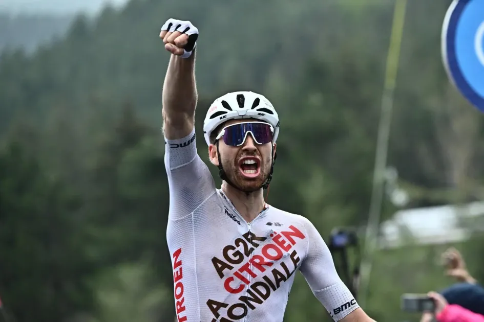 El ciclista francés Aurelien Paret Penitre del equipo Ag2r Citroen celebra después de cruzar la línea de meta y ganar la cuarta etapa del Giro de Italia, de 175 km desde Venosa hasta Lago Laceno, Italia. El ciclista francés Aurelien Paret Penitre del equipo Ag2r Citroen celebra después de cruzar la línea de meta y ganar la cuarta etapa del Giro de Italia, de 175 km desde Venosa hasta Lago Laceno, Italia.