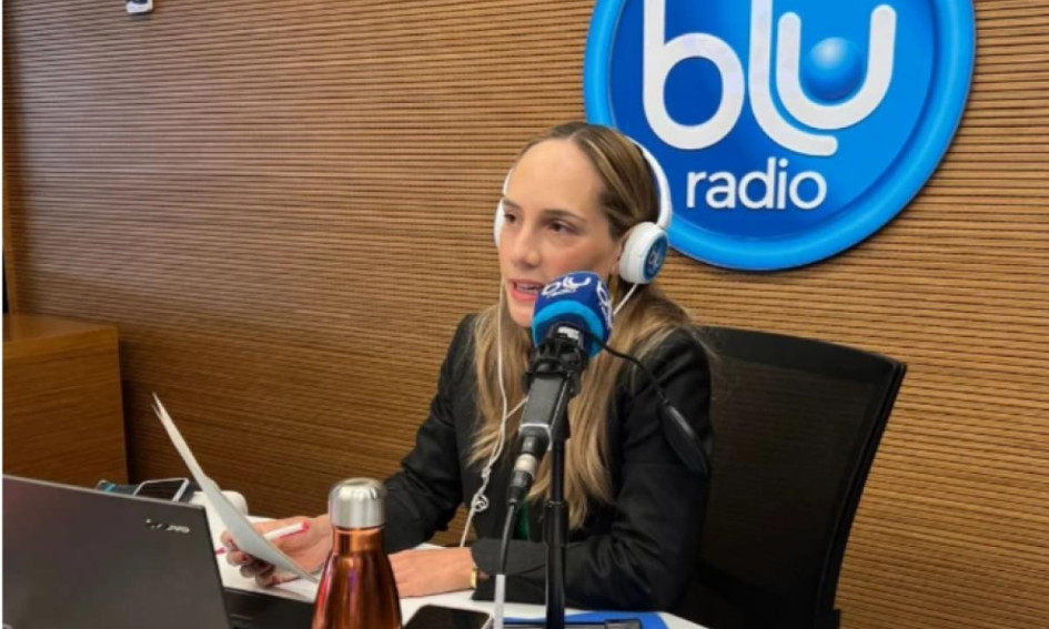 La periodista Camila Zuluaga cubre asuntos de política para los medios Blu Radio y Caracol Televisión. La periodista Camila Zuluaga cubre asuntos de política para los medios Blu Radio y Caracol Televisión.