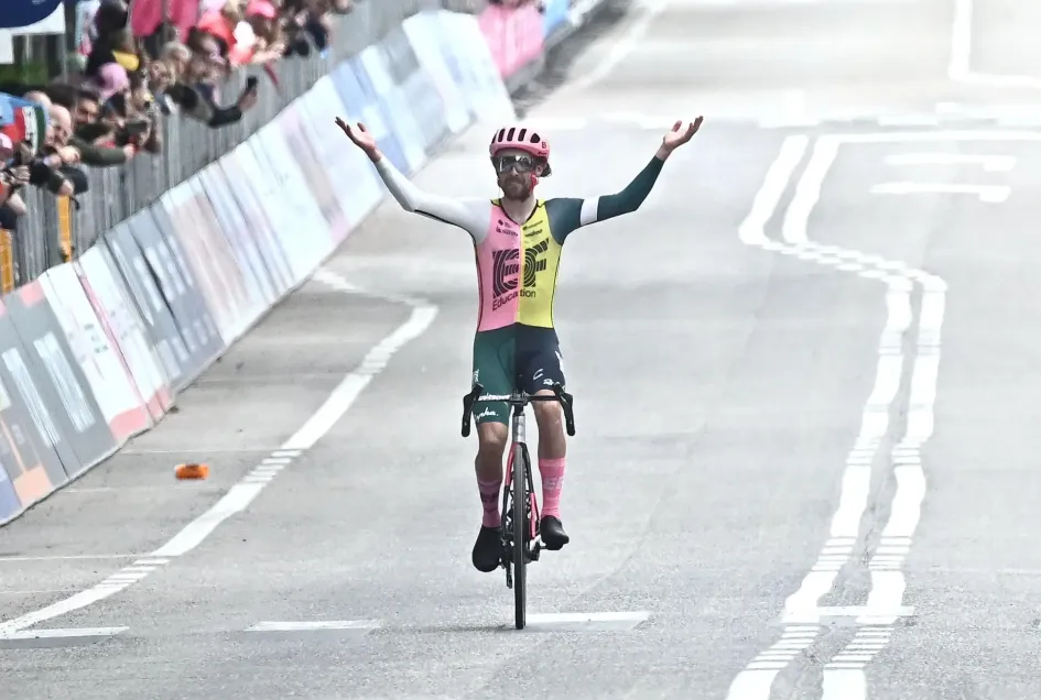 El irlandés Ben Healy del equipo Ef Education-Easypost gana la octava etapa de la carrera ciclista Giro de Italia 2023 en 207 km de Terni a Fossombrone, Italia. El irlandés Ben Healy del equipo Ef Education-Easypost gana la octava etapa de la carrera ciclista Giro de Italia 2023 en 207 km de Terni a Fossombrone, Italia.