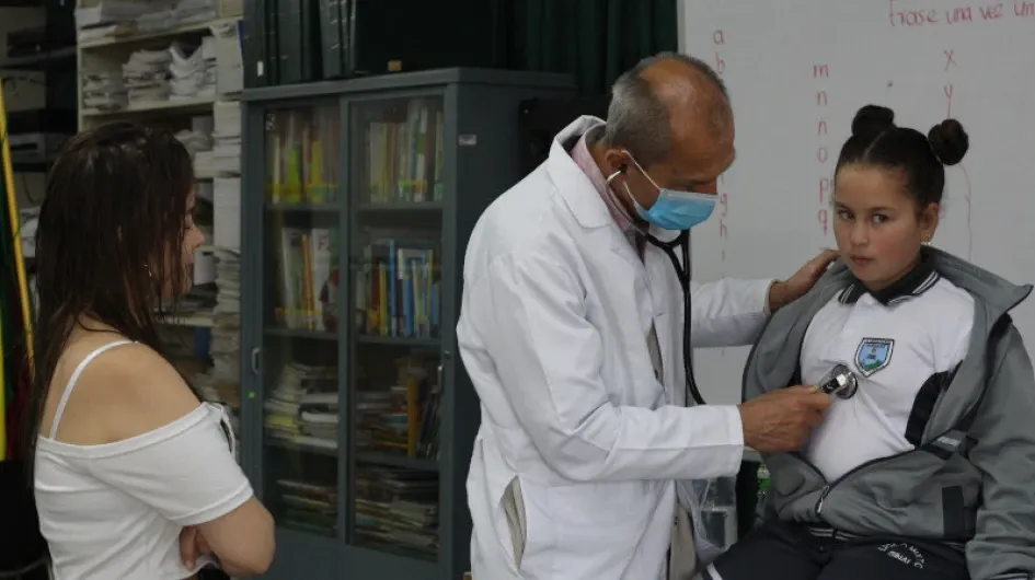 El médico Guillermo González, voluntario en la Fundación Pequeño Corazón, revisó a Valeria Zamora en una brigada efectuada recientemente en Manizales. Ella es alumna de la Institución Educativa Liceo Mixto Sinaí. En la foto aparecen con Diana Carolina Ballesteros, en la biblioteca del sitio. El médico Guillermo González, voluntario en la Fundación Pequeño Corazón, revisó a Valeria Zamora en una brigada efectuada recientemente en Manizales. Ella es alumna de la Institución Educativa Liceo Mixto Sinaí. En la foto aparecen con Diana Carolina Ballesteros, en la biblioteca del sitio.