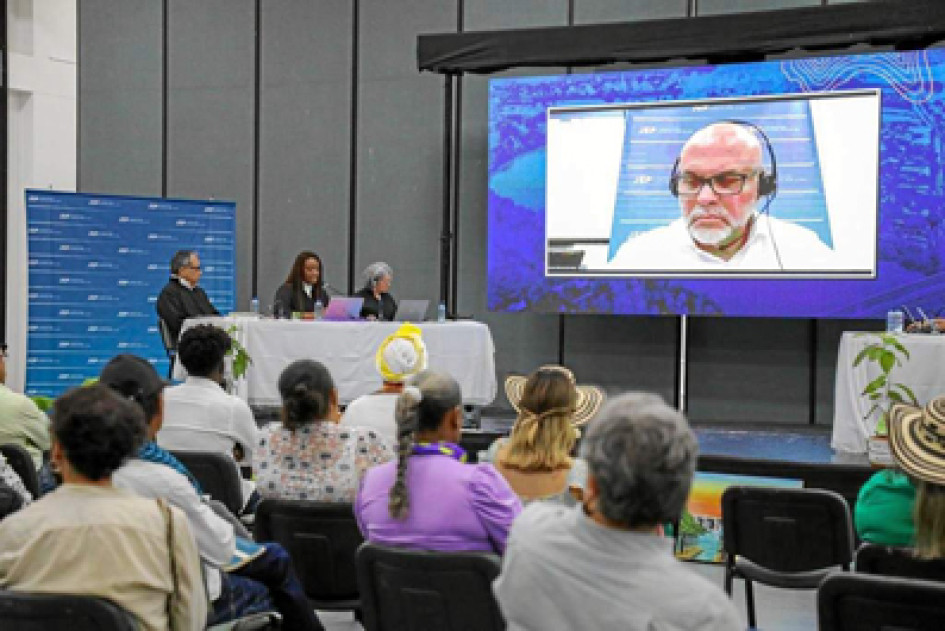 "Las Convivir fueron la manera en que se le dio legalidad a la ilegalidad. Yo quedé al mando de un grupo especial del cual hacían parte miembros del Ejército y Policía para matar a los civiles que señalaban de guerrilleros", expresó Salvatore Mancuso. "Las Convivir fueron la manera en que se le dio legalidad a la ilegalidad. Yo quedé al mando de un grupo especial del cual hacían parte miembros del Ejército y Policía para matar a los civiles que señalaban de guerrilleros", expresó Salvatore Mancuso.