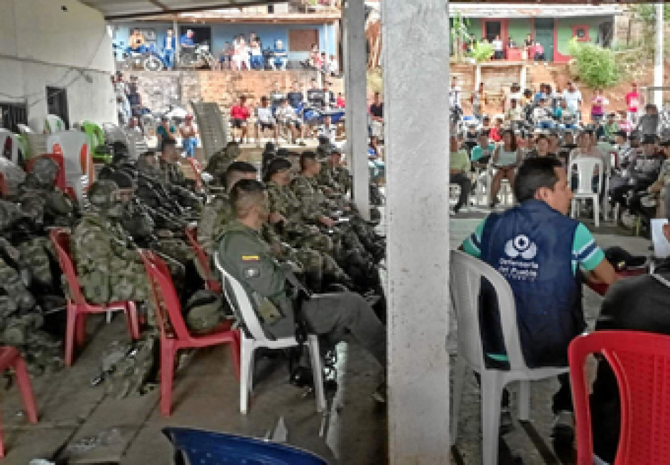 Foto | Defensoría del Pueblo | LA PATRIA La mediación de la Defensoría del Pueblo permitió la liberación de los uniformados pasadas las 6:30 de la tarde. Foto | Defensoría del Pueblo | LA PATRIA La mediación de la Defensoría del Pueblo permitió la liberación de los uniformados pasadas las 6:30 de la tarde.