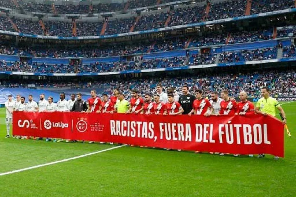 Previo al partido de La Liga entre el Rayo Vallecano y el Real Madrid, en el estadio Santiago Bernabéu de Madrid, se realizó un acto de apoyo a Vinícius Jr. con motivo de los casos de racismo ocurridos en el partido anterior ante el Valencia. Previo al partido de La Liga entre el Rayo Vallecano y el Real Madrid, en el estadio Santiago Bernabéu de Madrid, se realizó un acto de apoyo a Vinícius Jr. con motivo de los casos de racismo ocurridos en el partido anterior ante el Valencia.