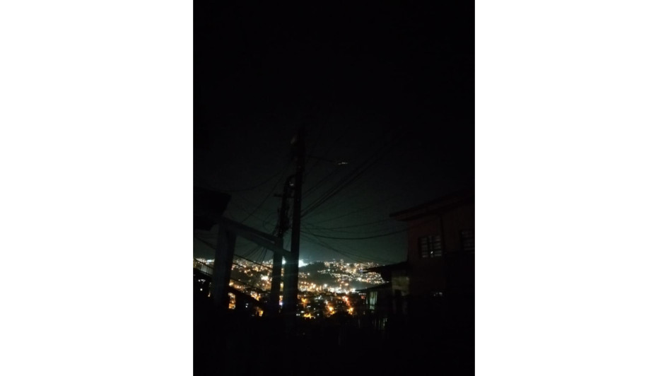 Los residentes del barrio temen que el resto de luminarias del sector presenten fallas. Los residentes del barrio temen que el resto de luminarias del sector presenten fallas.