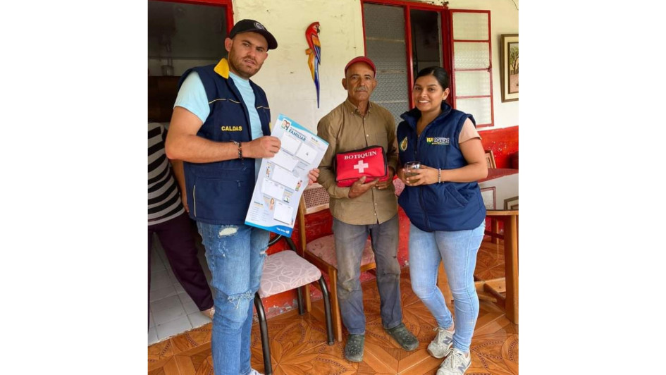 Habitantes de la vereda Viejo Rioclaro, de Villamaría, recibieron botiquines para incluirlos en sus maletas de emergencia. La donación fue de la Secretaría de Medio Ambiente de Caldas. Habitantes de la vereda Viejo Rioclaro, de Villamaría, recibieron botiquines para incluirlos en sus maletas de emergencia. La donación fue de la Secretaría de Medio Ambiente de Caldas.