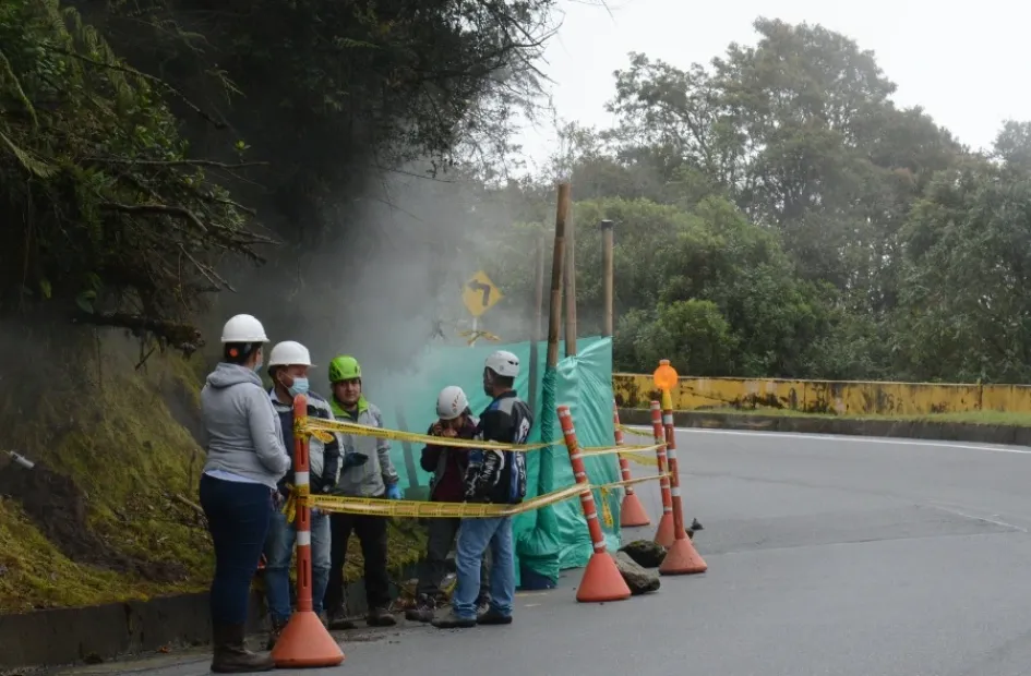 El lunes habían funcionarios de las distintas entidades en el sitio de la emanación de gases en Cerro Bravo. 