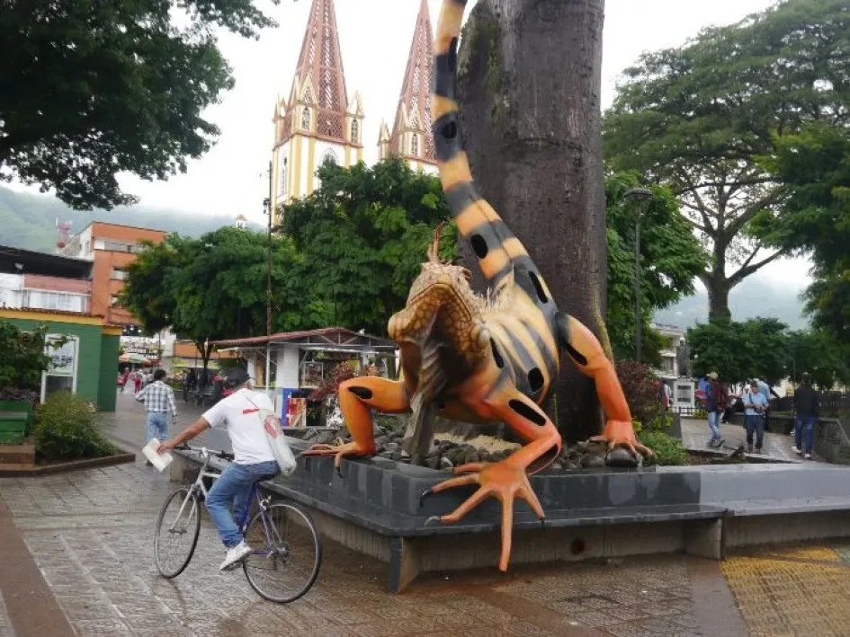 Una iguana negra con naranja es el nuevo atractivo del parque de Bolívar de Chinchiná. Una iguana negra con naranja es el nuevo atractivo del parque de Bolívar de Chinchiná.