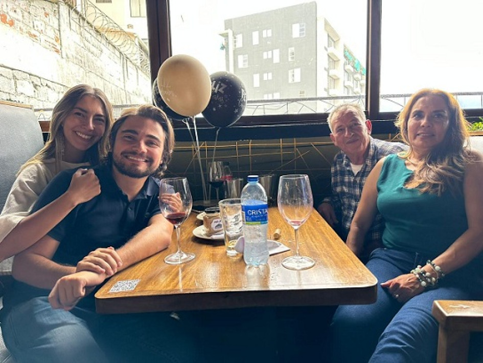 Festejando al suegro Foto | Cortesía | LA PATRIA